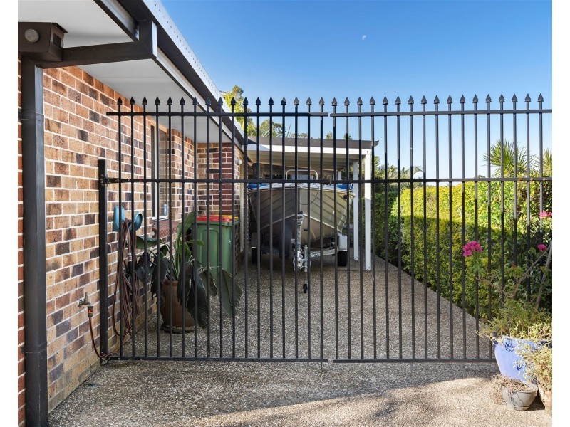 1 Regal Court, Highland Park QLD 4211