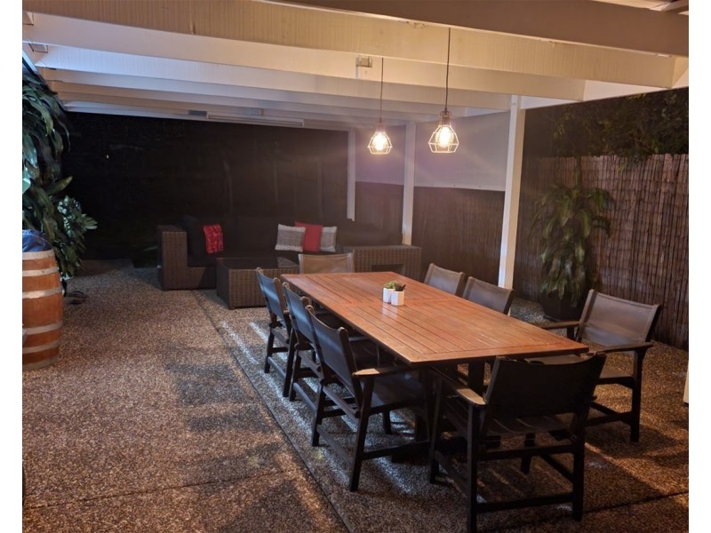 1 Regal Court, Highland Park QLD 4211