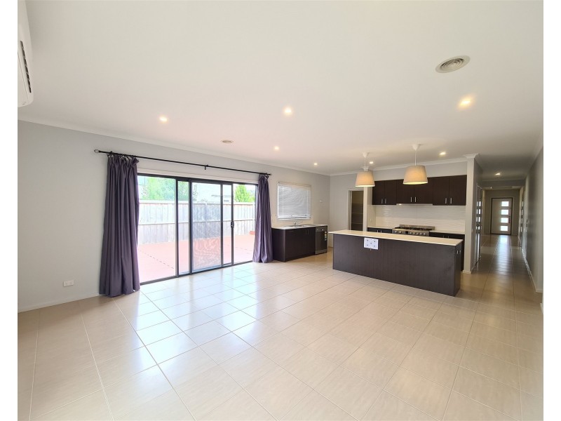 47 Warmbrunn Crescent, Berwick VIC 3806