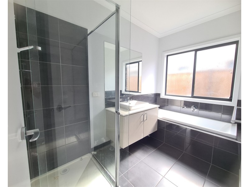 47 Warmbrunn Crescent, Berwick VIC 3806