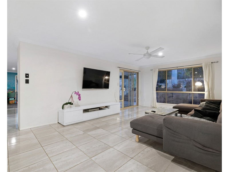 4 Rarotonga Rise, Pacific Pines QLD 4211