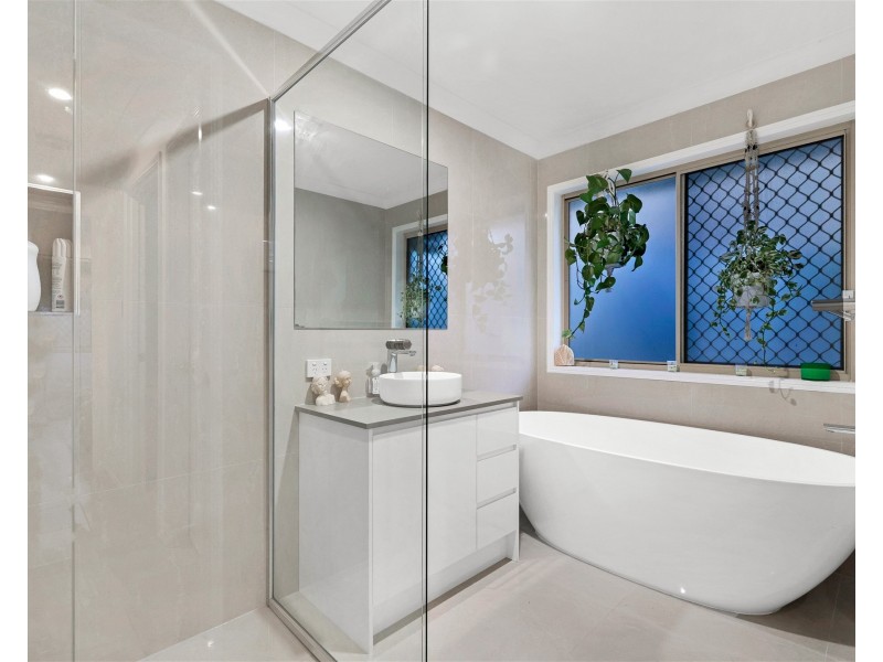 4 Rarotonga Rise, Pacific Pines QLD 4211