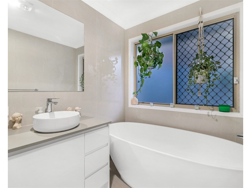 4 Rarotonga Rise, Pacific Pines QLD 4211