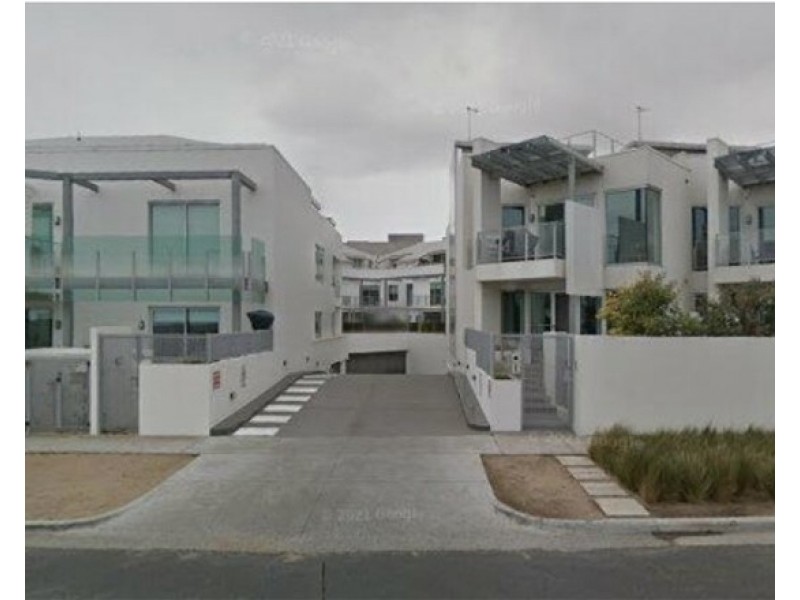 25/15 Beach Road, Hampton VIC 3188