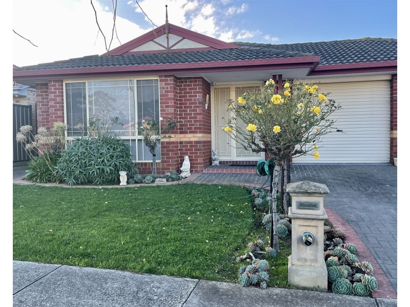 65 Mckenzie cres, Roxburgh Park VIC 3064