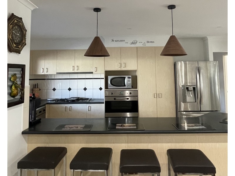 65 Mckenzie cres, Roxburgh Park VIC 3064
