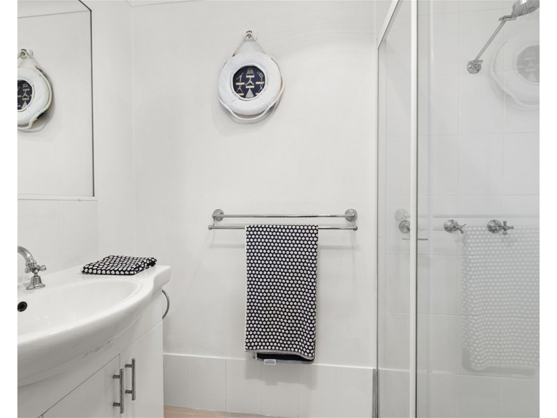 1 Sunshine Wattle Road, Green Point NSW 2251