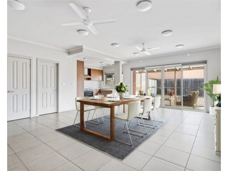 15 ERSKINE WAY, Sydenham VIC 3037