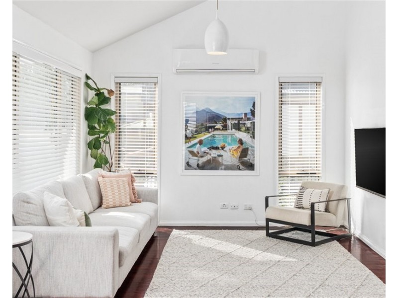 16 Irwin Place, Green Point NSW 2251