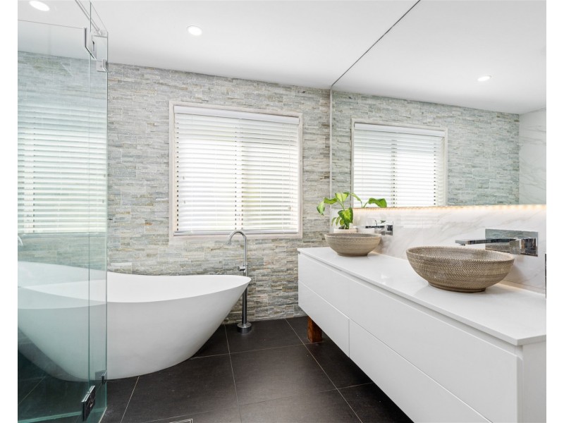 16 Irwin Place, Green Point NSW 2251