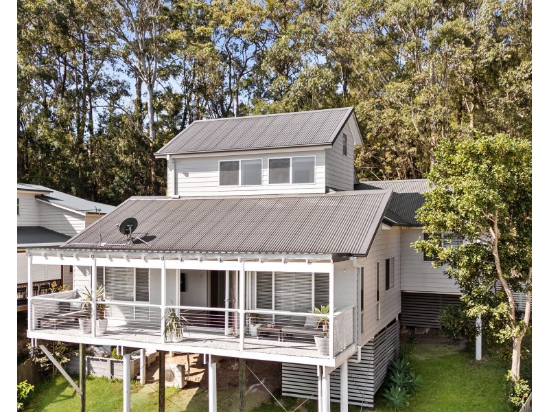 16 Irwin Place, Green Point NSW 2251