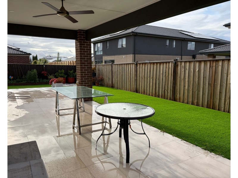 6  Bridgefield Parkway, Rockbank VIC 3335