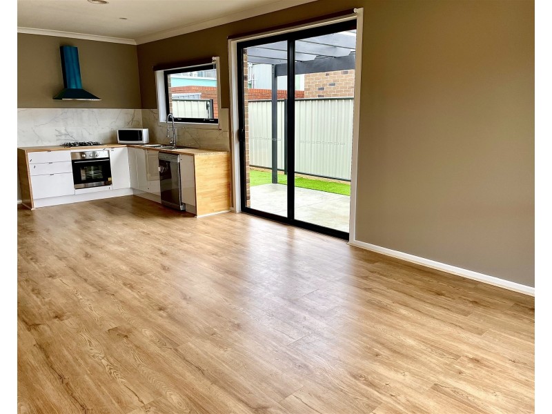 2/106A Beverin Street, Sebastopol VIC 3356