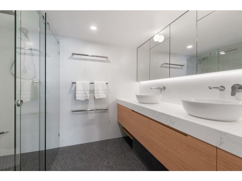 215/36 Macdonald Street, Kangaroo Point QLD 4169