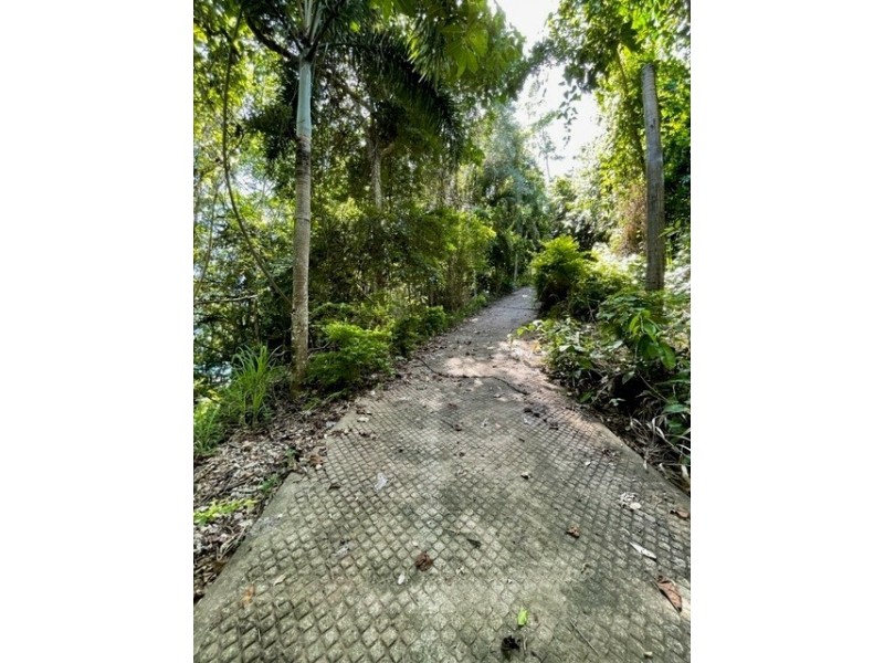 8 Bicton Cl, Bingil Bay QLD 4852