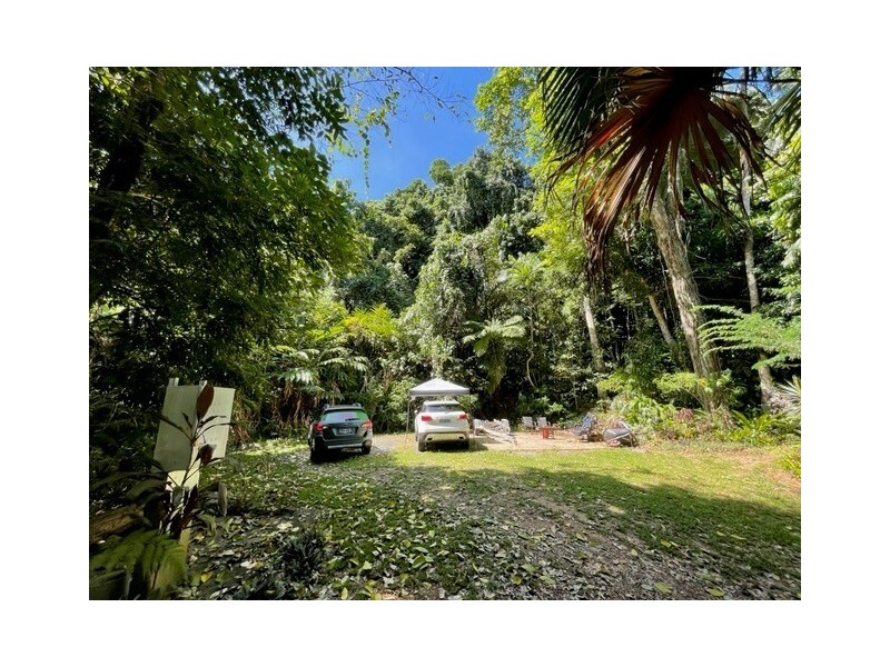 8 Bicton Cl, Bingil Bay QLD 4852