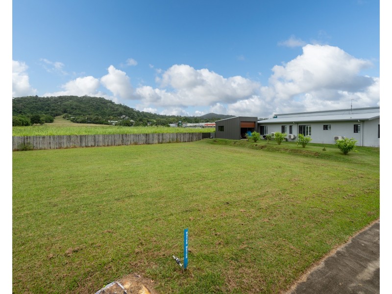 8 Reef St, Wongaling Beach QLD 4852