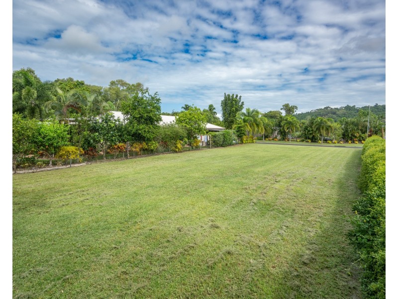 12 Midshipman St, South Mission Beach QLD 4852