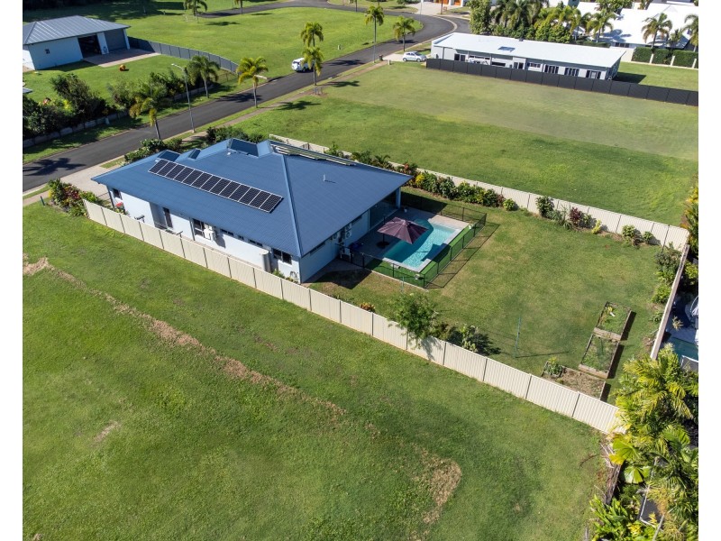 8 Seagull Cl, Mission Beach QLD 4852