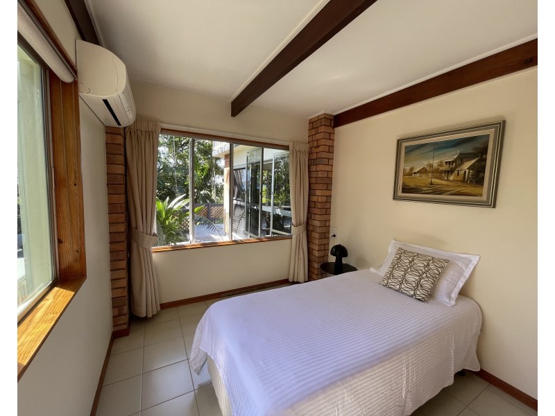 52 Mission Dr, South Mission Beach QLD 4852