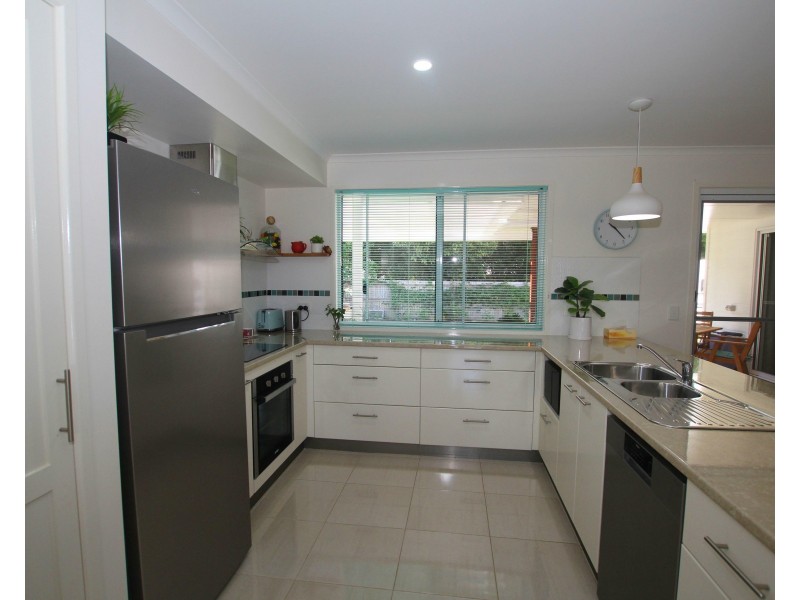 8 Sandy Cl, Mission Beach QLD 4852
