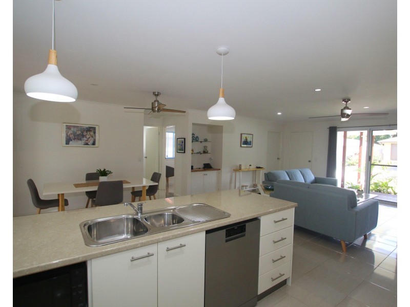 8 Sandy Cl, Mission Beach QLD 4852