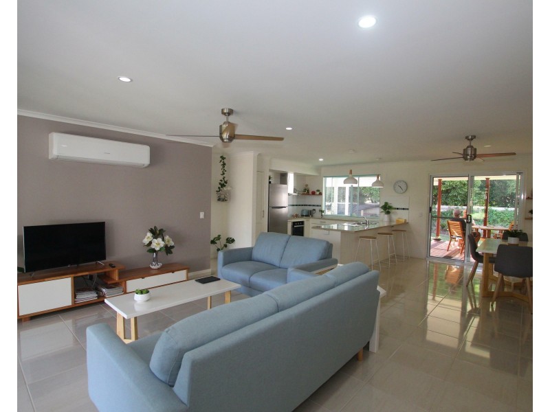 8 Sandy Cl, Mission Beach QLD 4852