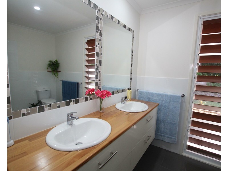 8 Sandy Cl, Mission Beach QLD 4852