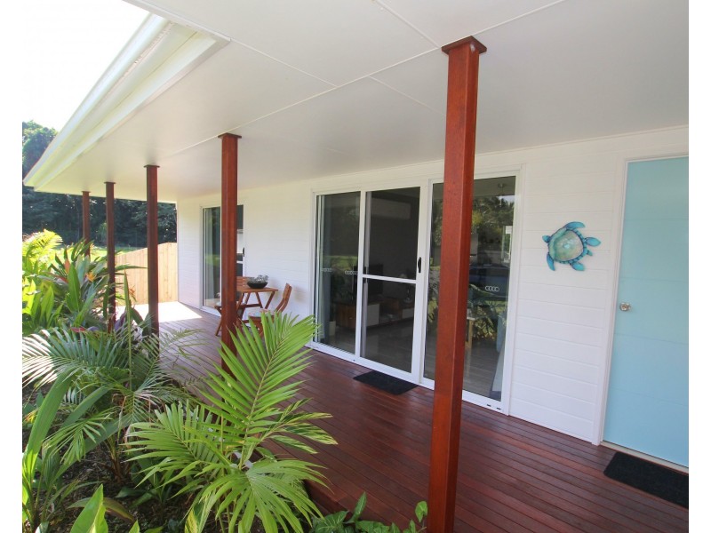 8 Sandy Cl, Mission Beach QLD 4852