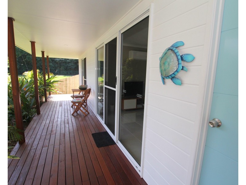 8 Sandy Cl, Mission Beach QLD 4852