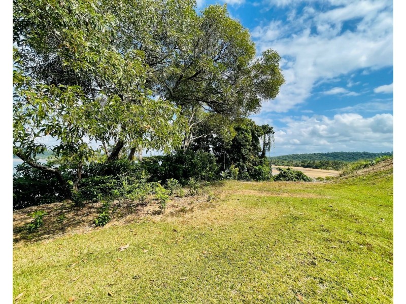 7-9 Maria St, Flying Fish Point QLD 4860