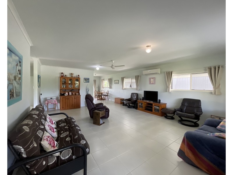 9 Amanda Cres, Tully Heads QLD 4854