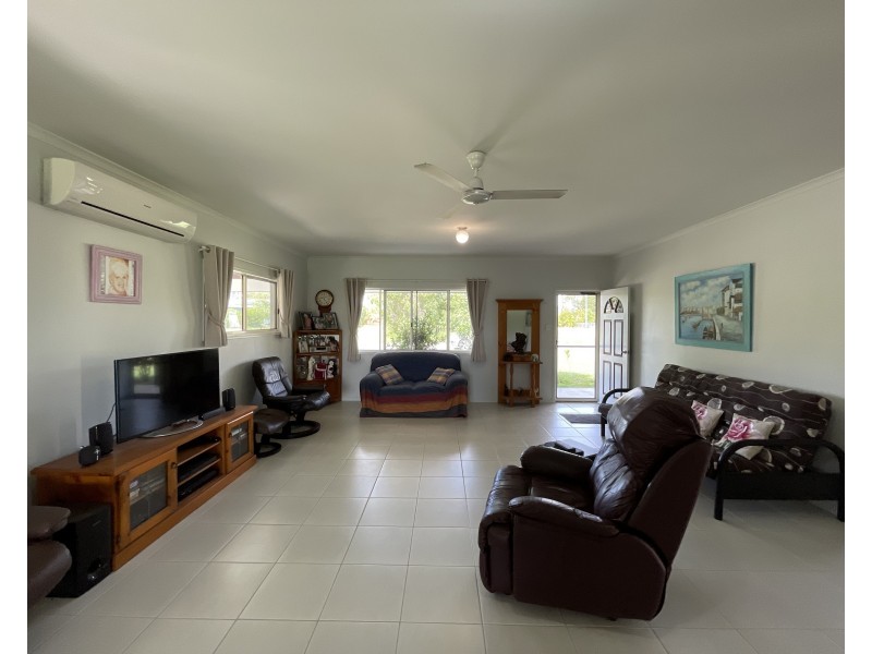 9 Amanda Cres, Tully Heads QLD 4854