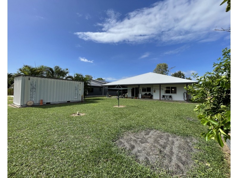 9 Amanda Cres, Tully Heads QLD 4854