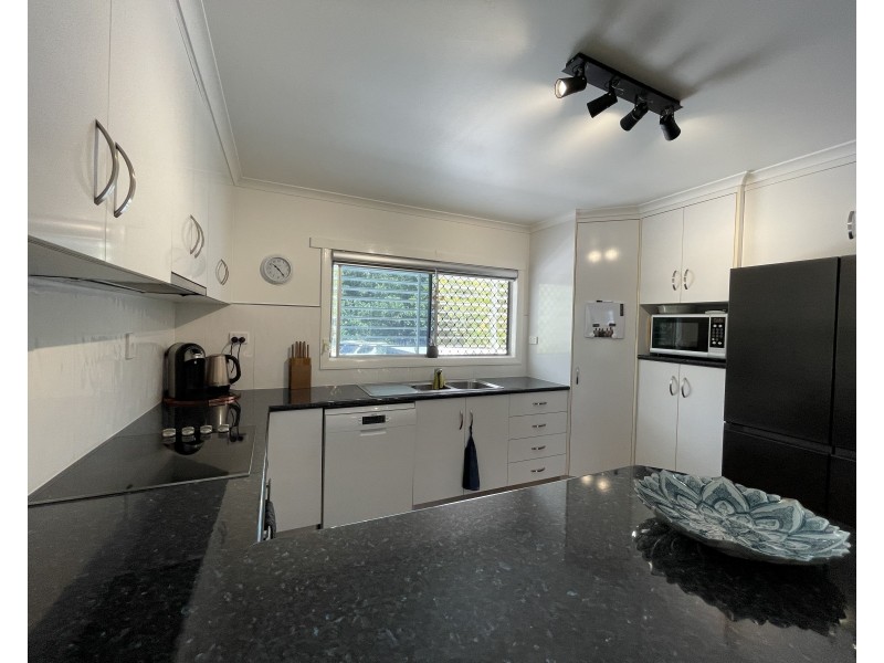 51 Taylor St, Tully Heads QLD 4854