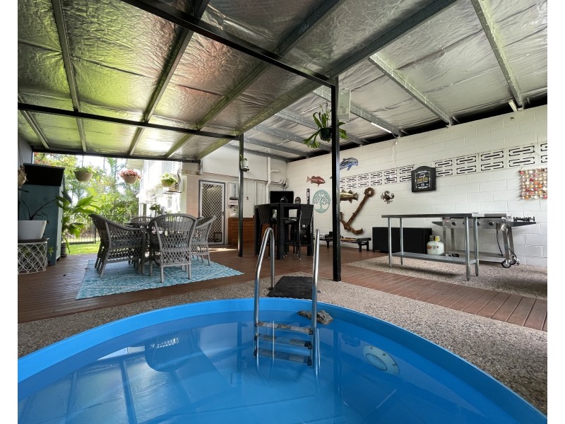 51 Taylor St, Tully Heads QLD 4854