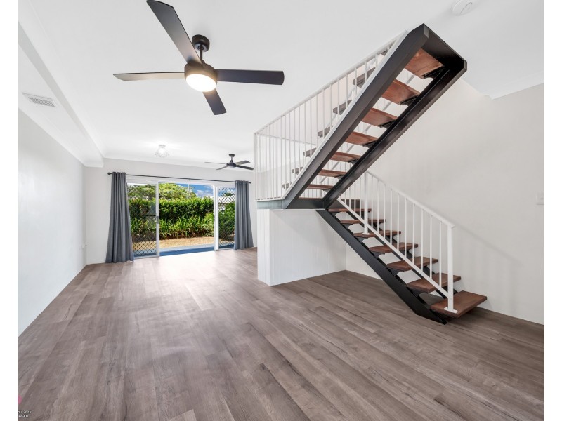 Unit 3/4 Hilliar St, Wongaling Beach QLD 4852