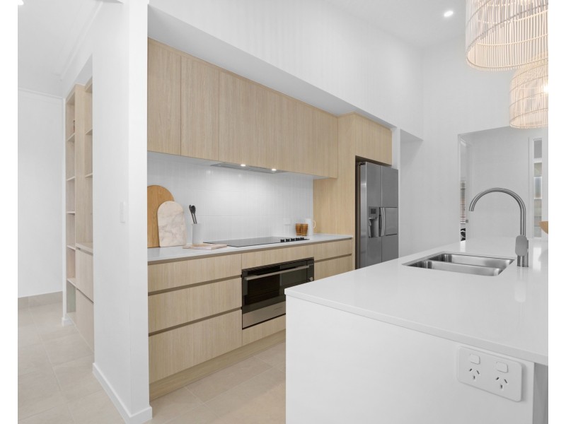 8 Reef Cl, Mission Beach QLD 4852