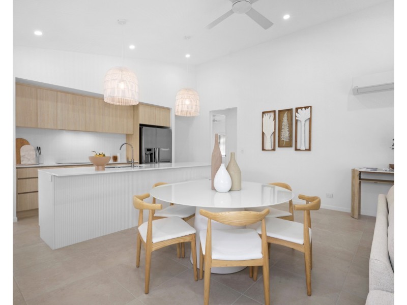 8 Reef Cl, Mission Beach QLD 4852