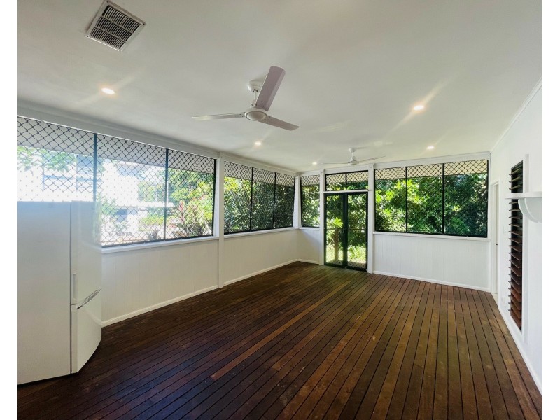 15 Holland St, Wongaling Beach QLD 4852