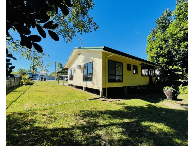 15 Holland St, Wongaling Beach QLD 4852