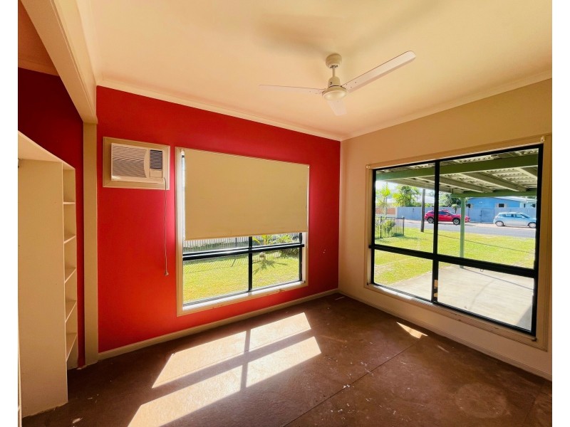 15 Holland St, Wongaling Beach QLD 4852