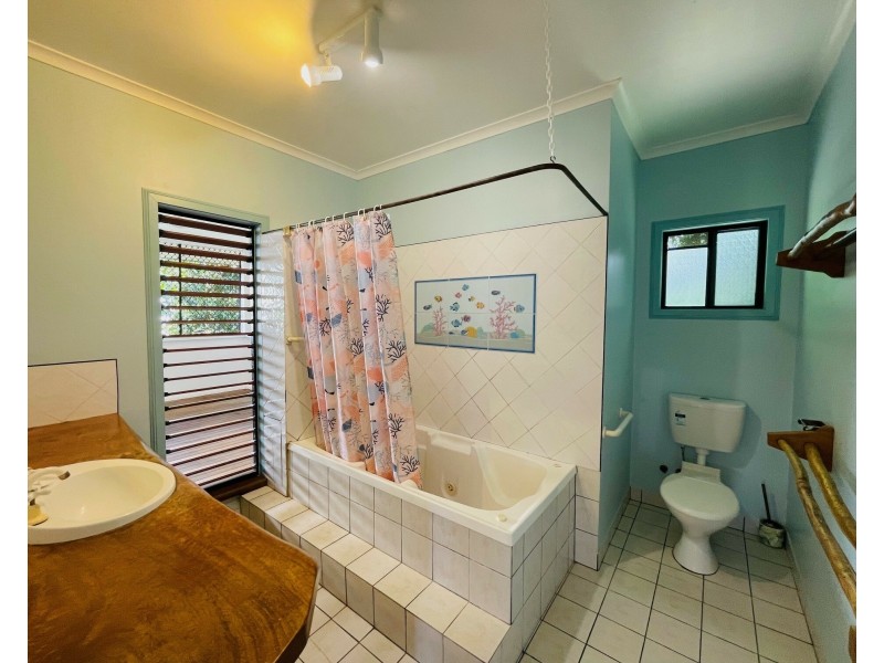 15 Holland St, Wongaling Beach QLD 4852