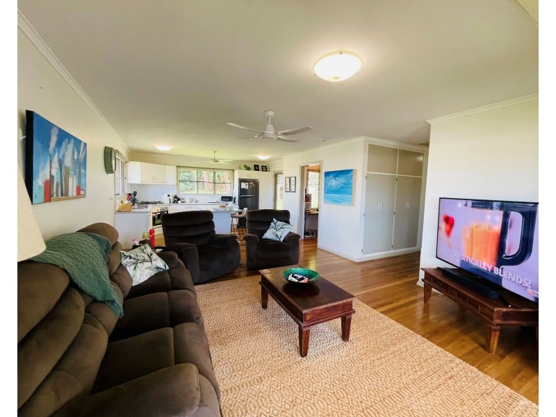 8 Endeavour Ave, Mission Beach QLD 4852