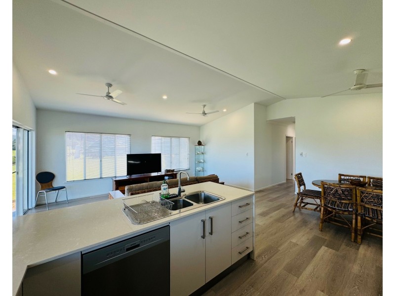 5 Rise Cres, Mission Beach QLD 4852