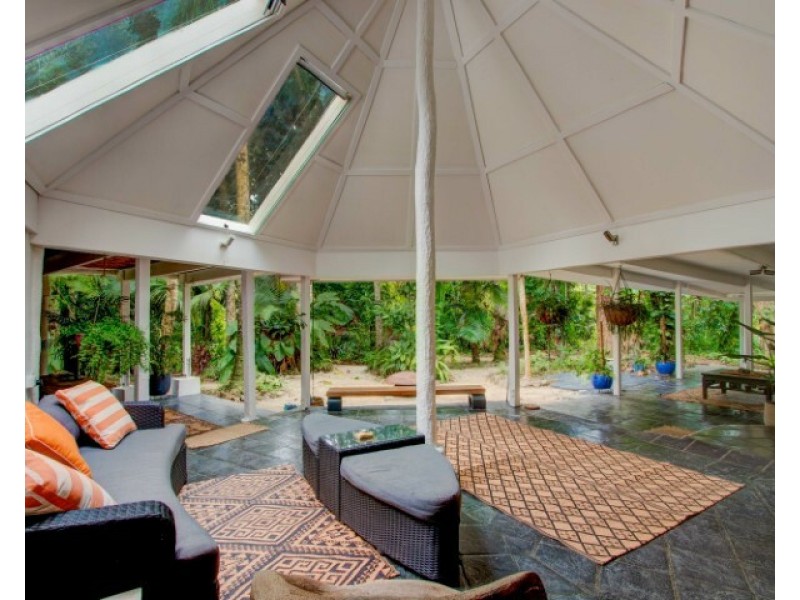 1 Cutten St, Bingil Bay QLD 4852