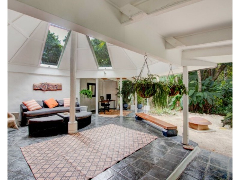 1 Cutten St, Bingil Bay QLD 4852