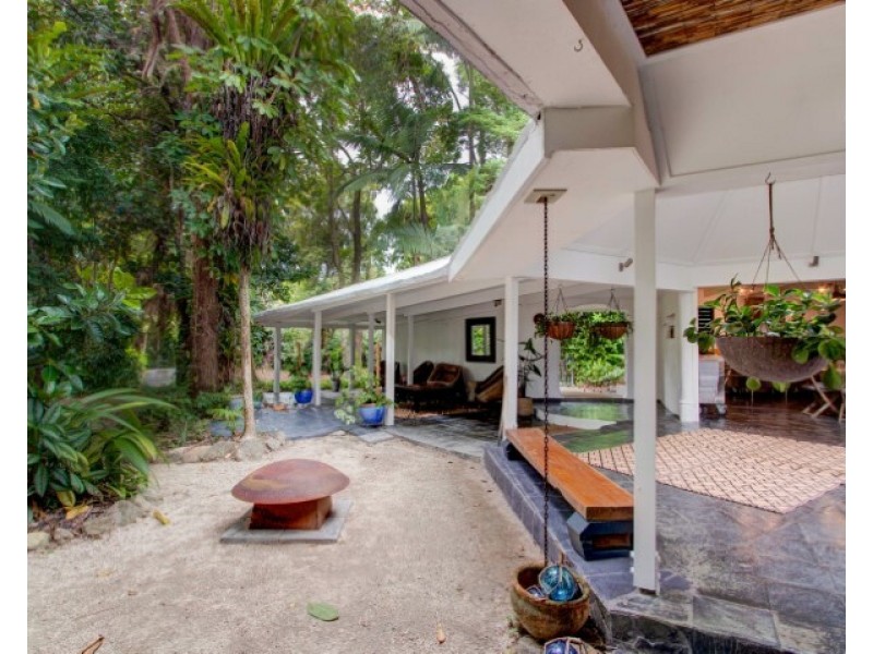 1 Cutten St, Bingil Bay QLD 4852