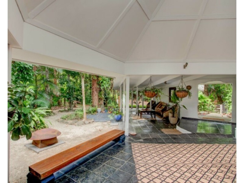1 Cutten St, Bingil Bay QLD 4852