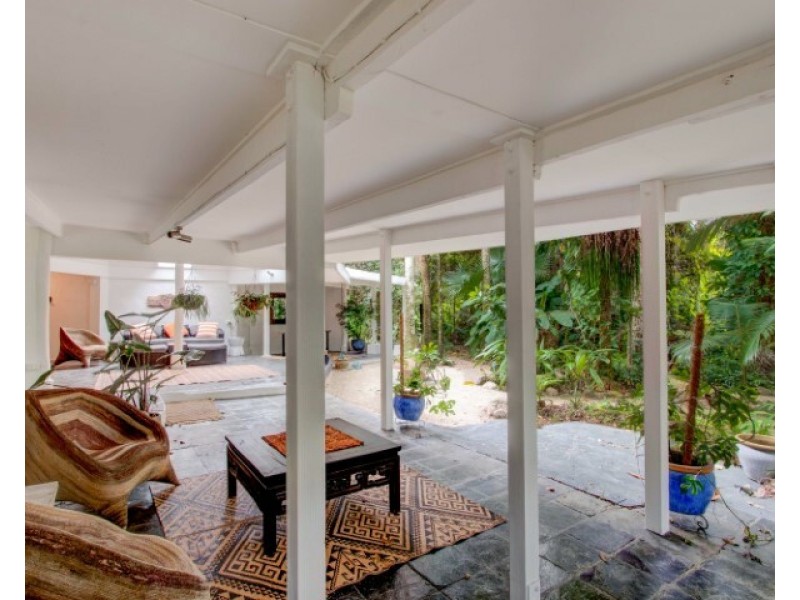 1 Cutten St, Bingil Bay QLD 4852